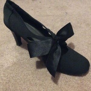 Vintage Inspired 1940 Kitten Heels with cute Bow Ribbon in classic black elegant